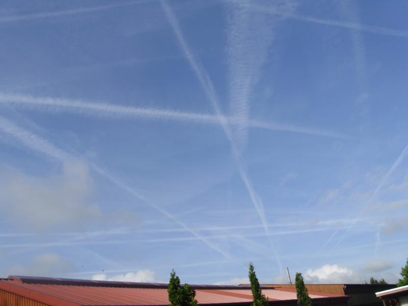 Chemtrailmuster gegen 10.00 Uhr morgens über Deutschland (NRW) im Juni 2014
(c) Norman Prill